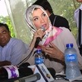 Arzeti Bilbina Beri Keterangan Pers Mengenai Isu Selingkuh dan Perceraian