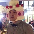 Jun Hyun Moo Kenakan Topi Berbentuk Kue