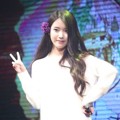 Gaya IU di Konser 'Chat-Shire'