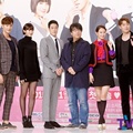 Para Pemeran Utama dan Sutradara Serial 'Oh My Venus' Berfoto Bersama