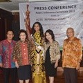 Gresya Amanda Kenakan Gaun Tapis Lampung