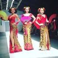 Trio Cecepu Tampil Anggun Kenakan Kebaya Karya Anne Avantie