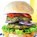 Dibuat dengan Isian Ulat, Burger Ini Dijual Secara Online