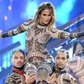 Jennifer Lopez Mengajak Seluruh Penonton Menari Ikuti Musik