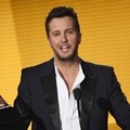 Luke Bryan Raih Penghargaan Favorite Male Artist di American Music Awards 2015