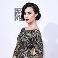 Demi Lovato Cantik dengan Gaya Rambut 1920-an