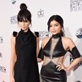 Kendall Jenner dan Kylie Jenner Hadiri American Music Awards 2015