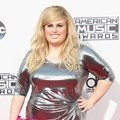 Rebel Wilson Lengkapi Penampilannya dengan Tas Tangan Berbentuk Permen