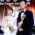 Lee Jung Hyun dan Yoo Ah In Pamer Piala