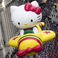 Hello Kitty Naik Pesawat di Festival Thanksgiving 2015