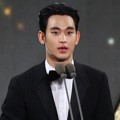 Kim Soo Hyun Raih Piala Top Award