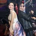 Zaskia Kolaborasi dengan Five Minutes di SCTV Awards 2015