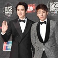 Yoo Yeon Seok dan Son Ho Joon di Red Carpet MAMA 2015