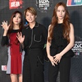 f(x) Hadir Tanpa Victoria di Red Carpet MAMA 2015