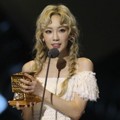 Tae Yeon  Raih Piala Best Female Artist