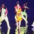 Ayu Ting Ting Ajak Penonton Goyang di Lagu 'Sambalado'