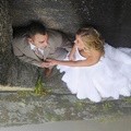 Pasangan Calon Pengantin Abadikan Pre-Wedding di Pinggir Tebing