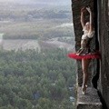 Ada Pula yang Memilih Berpose Ala Balerina