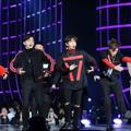 EXO Saat Bawakan Lagu 'Love Me Right'