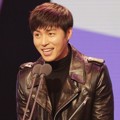 Oh Min Suk Raih Piala Popularity Award Variety