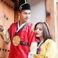 Glenn Alinskie dan Chelsea Olivia Berpose Mengenakan Hanbok