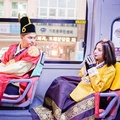 Pose Konyol Glenn Alinskie dan Chelsea Olivia Saat Mengenakan Hanbok