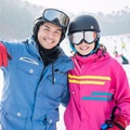 Mesranya Glenn Alinskie dan Chelsea Olivia di Arena Permainan Ski Es