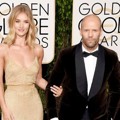 Rosie Huntington-Whiteley dan Jason Statham di Red Carpet Golden Globes Awards 2016