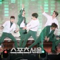 EXO Tampil Bawakan 'Love Me Right'