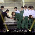 Ji Sung Serahkan Piala Daesang pada EXO
