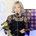 Tae Yeon SNSD Raih Piala Bonsang