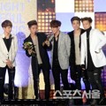 iKON Raih Piala Newcomers Award