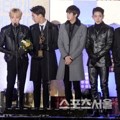 Monsta X Raih Piala Dance Performance Award