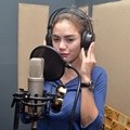 Nikita Mirzani Ditemui Saat Rekaman di Studio