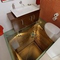 Berada di Kamar Mandi Ini Bikin Kita Melayang