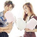 Pose Sehun EXO dan Irene Red Velvet Pegang Permen Kapas