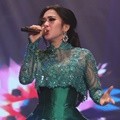 Syahrini Semarakkan Infotainment Awards 2016