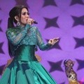 Syahrini dan Prilly Latuconsina Duet di Infotainment Awards 2016