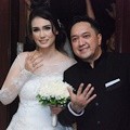 Feby Febiola dan Franky Sihombing Menunjukkan Cincin Perkawinan