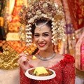 Nina Zatulini Cantik dengan Suntiang Keemasan