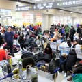 Para Penumpang Terlantar di Bandara Pulau Jeju