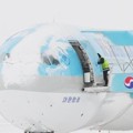 Petugas Bandara Jeju Lakukan Proses Pembersihan Pesawat