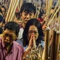 Umat Setempat Berdoa Bersama di Kuil Kwang Im Tho, Singapura