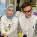 Ussy Sulistiawaty dan Andhika Pratama Usai Manasik Umroh