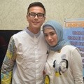 Andhika Pratama dan Ussy Sulistiawaty Ditemui Usai Manasik Umroh