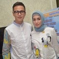 Andhika Pratama dan Ussy Sulistiawaty Ditemui Usai Manasik Umroh