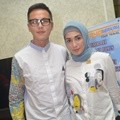 Andhika Pratama dan Ussy Sulistiawaty Ditemui Usai Manasik Umroh