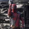 Deadpool Saat Menembak Musuh