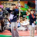 Hyuk VIXX di Lomba Panahan 'Idol Star Athletics Championships 2016'