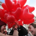 Warga Warsawa, Polandia Rayakan Valentine 2016 dengan Balon Bentuk Hati